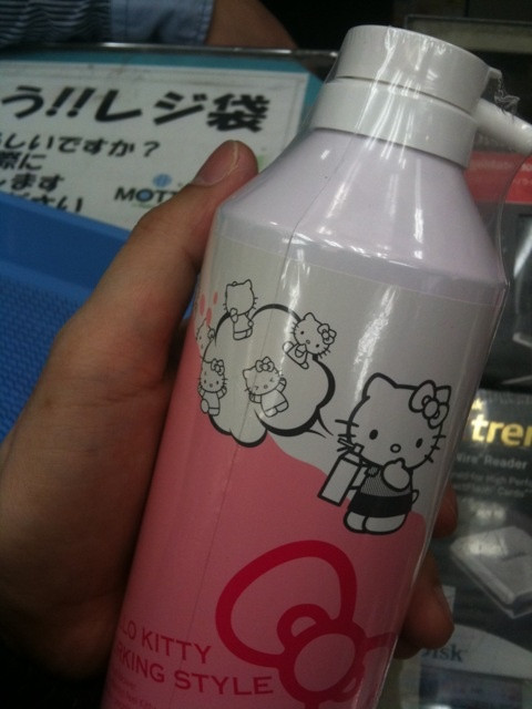 エアダスターを使うキティちゃん。