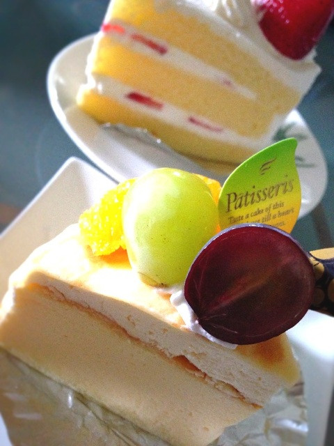 おやつに Patisserie Honda のWチーズケーキ。スフレチーズ、レアチーズ入り。昨日今日の限定販売。