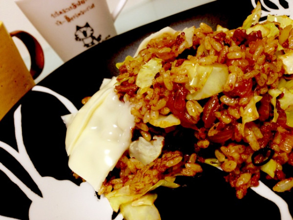キーマカレーが余っていたのでキャベツと炒めてキーマカレー炒飯に。スライスチーズ乗せ。