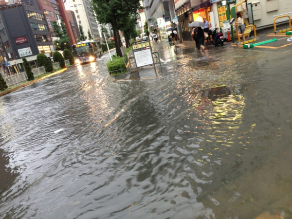 名駅近く、雨が上がって水の量が減ってきてるように見える。水たまりを越えないと先に進めないけど。