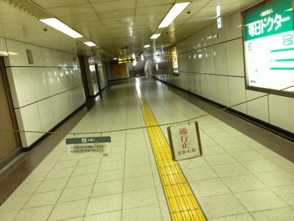 この時間、地下鉄の名古屋駅、1番出口は封鎖されてる。