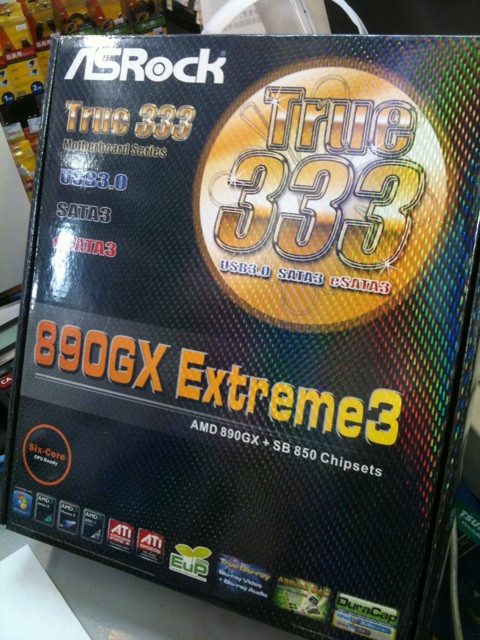 お！変態メーカーの890GXマザーが入荷しましたね。…あれ。なんか普通なんですけど。