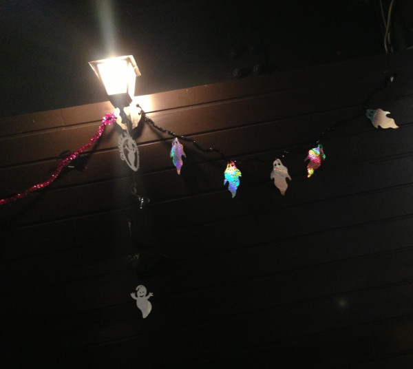 halloween wall at cafe de neue