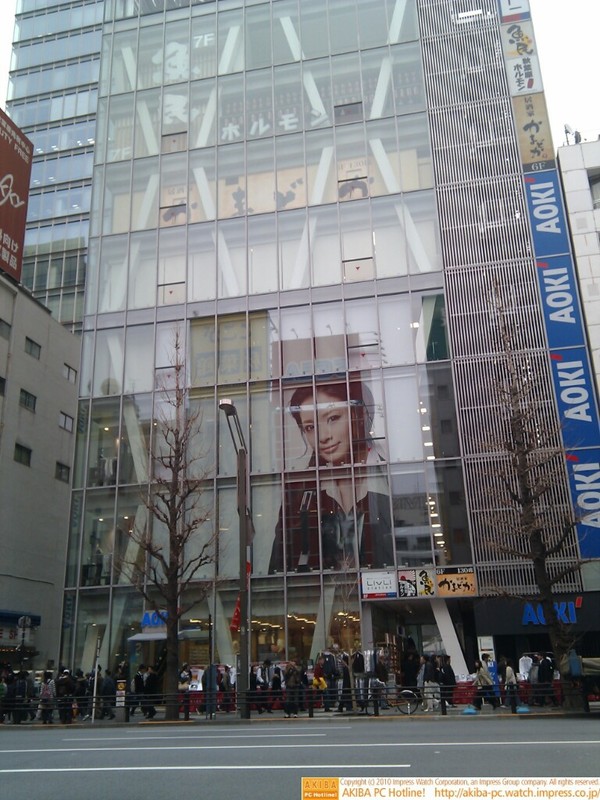 AOKIのビルにあったAKB48の巨大写真がなくなった(今は開店当時と同じ上戸彩の写真のみ)。