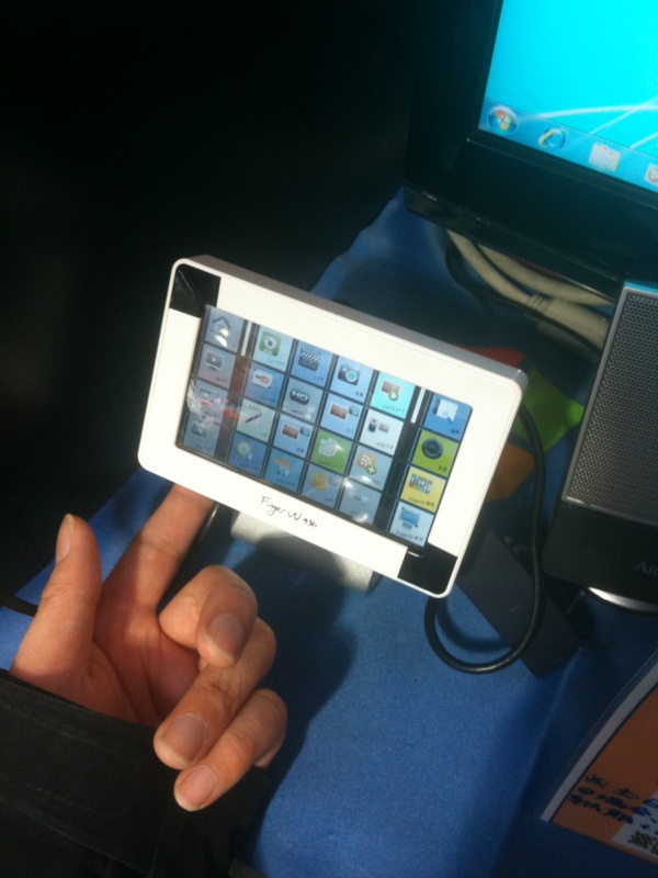 単体メディアプレイヤーのようにも使えるUSB液晶 Finger VU 436の店頭デモがクレバリーインターネット館で実施中。自由にさわれるので、気になる人は是非店頭へ。