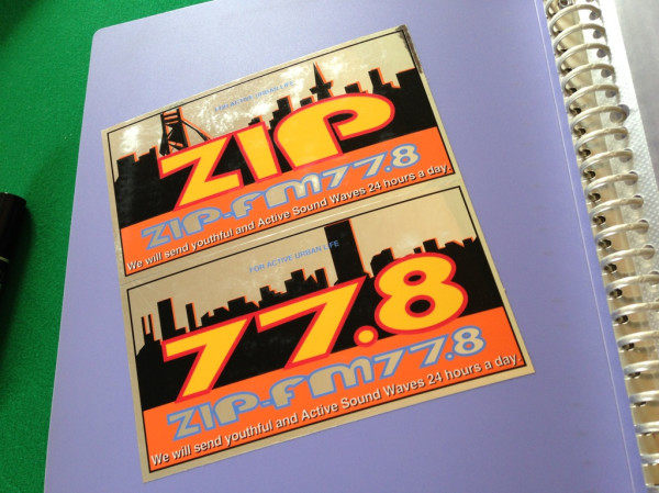 10年以上前のZIP-FMのステッカー。