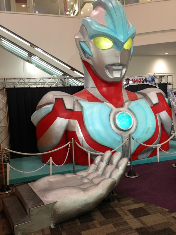 ウルトラマンギンガの手の上に乗れる at エアポートウォーク名古屋