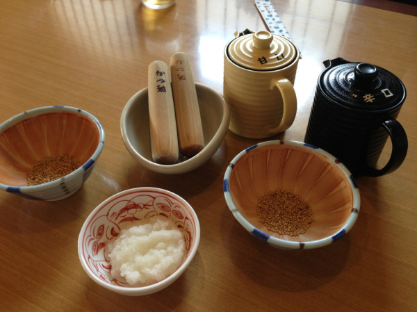胡麻とすり鉢でゴマをする。