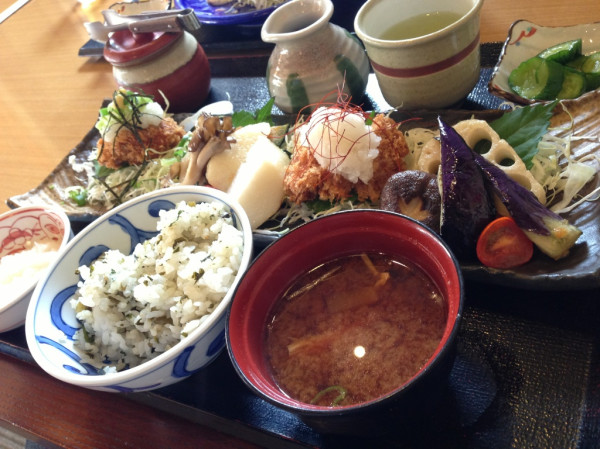 彩りヒレかつ定食。そばつゆを大根おろしとカツにかけて食べる。うまうま。 at かつ雅