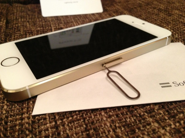 iPhone 5s に USIM を挿そうとして、 Nano SIM カードトレイを付属の SIM 取り出しツールなピンでガリガリしてたけど、これ押すとピョコンと出てくるのね(´Д` )