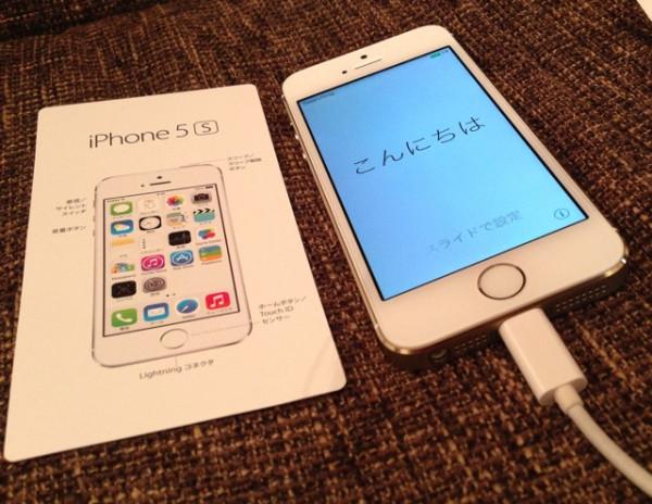 iPhone 5s をとりあえず充電。まだきょうは携帯電話としては使えないし。