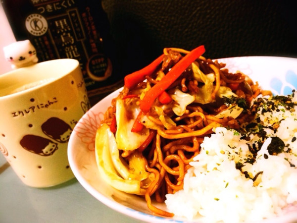 夕飯に焼きそばライス(●´∀｀)