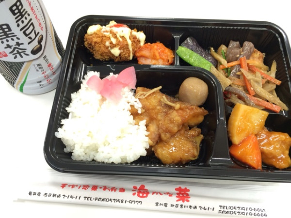 海菜のお弁当。これで450円ぐらい。牡蠣フライうまい。