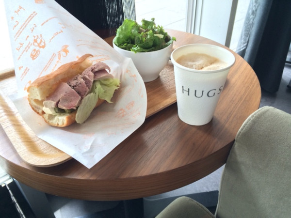 ジャンボンブランとクリームチーズのサンドイッチ and カフェラテ at HUGS