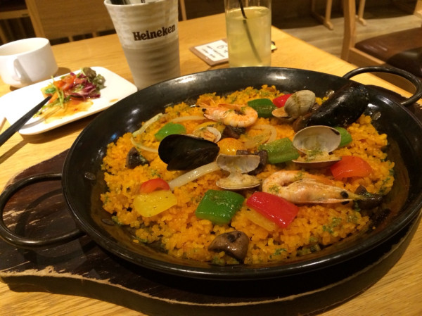 パエリアの鉄板でかい。貝と海老は食べるのめんどい。スプーンとフォークを駆使(´Д` ) at なごバル 1y1