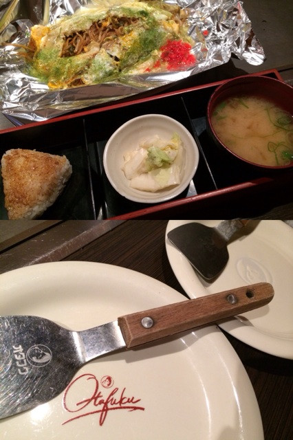 オムそば玉子あんかけ with おたふくソースのお皿 at 広島焼き じゃけん