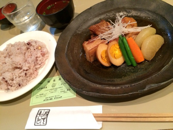 豚バラの煮込みランチ。おにくうまい。近江米コシヒカリに麦・粟などの五穀をブレンド。醤油・味噌は有機栽培の大豆から作られてるとか。ランチタイムは禁煙。今池ターミナルビルB1F。 at 喫茶軽食 李白 RIPO