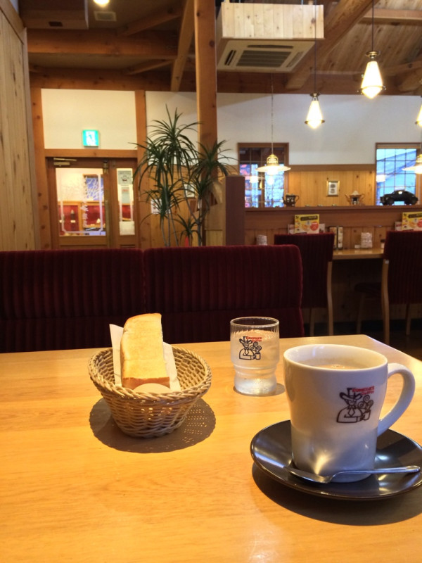 たっぷりカフェオレとモーニングサービス at コメダ珈琲店