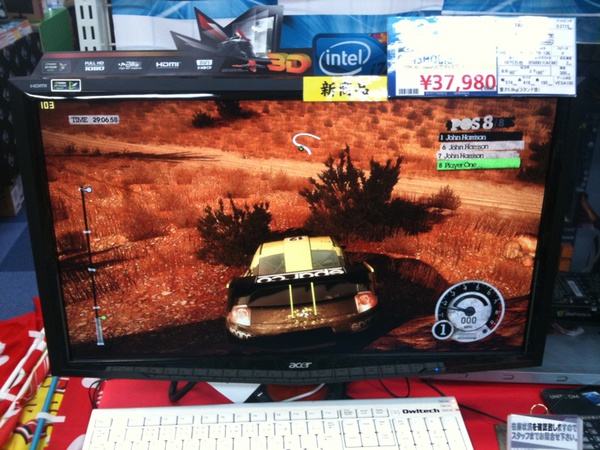 AcerのフルHD-3D液晶、「高フレームレートが出るので立体視とは無関係のゲームでも注目できる」そう。ツートップでデモ中。100fpsちょっと出てます。