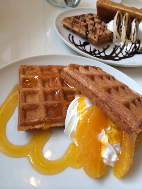 さくさくのオレンジワッフルとチョコバナナワッフル at Cafe BERGEN