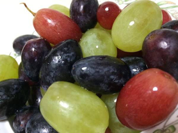 皮も食べられるカラフルな葡萄。紫赤緑の順に甘い。
