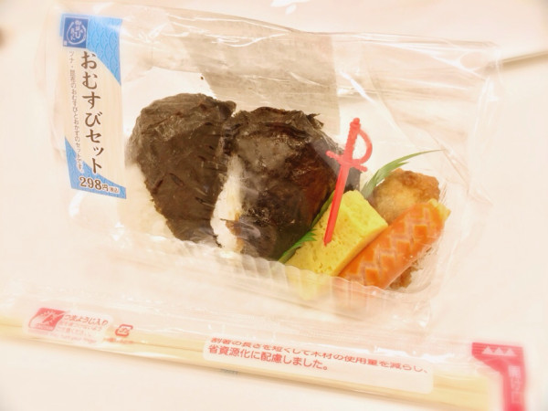 おむすびセット。ツナ・昆布のおにぎりとおかずのセット。デイリーヤマザキに売ってた。セブンイレブンに売ってたのと似てる。486キロカロリー。