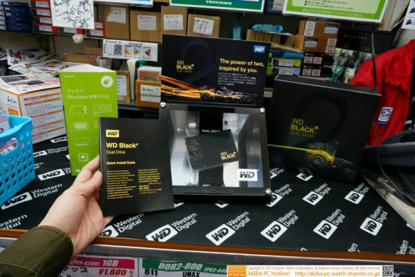 128GB SSDと1TB HDDを搭載した2.5インチデュアルドライブ「WD Black2」のサンプルがツクモパソコン本店IIで展示中。12月発売予定で予価は33000円前後。