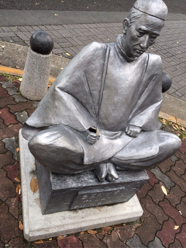 円頓寺交差点にある秀吉像の右手が壊れてる。