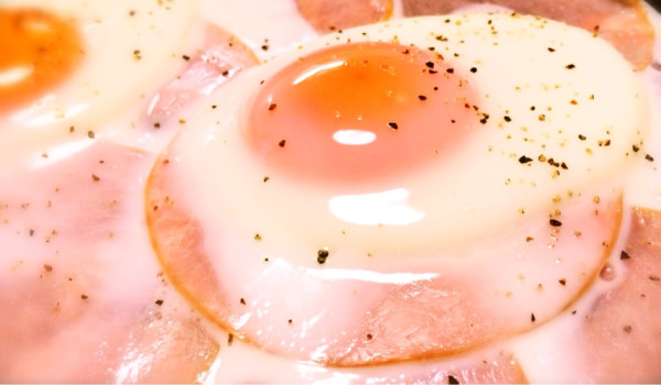 ちょーしょくにハムエッグ。