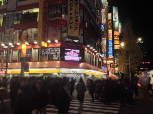 秋葉原ラジオ会館1号館の店頭で、ラブライブ!のスマホアプリのゲームイベントが行われるとあって、人だかりができています。