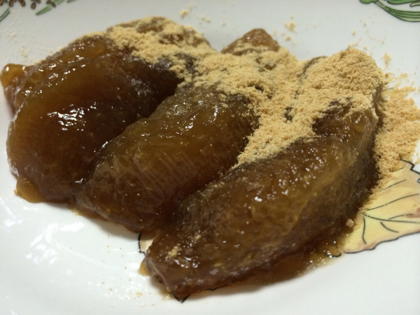 あくまきに黒糖入りきなこを付けて食べるとなかなかうまい。付けないとなんだこりゃな味(´Д` )