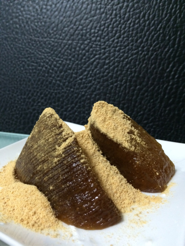 あく巻きにきな粉をたっぷりかけて食べるｍｇｍｇ