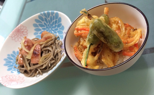 朝食。きのうの残り物の蕎麦にウィンナーと玉ねぎを足して塩だれで炒めて焼きそば(´Д` ) きのうの残り物の天麩羅で天丼。