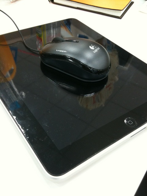アクティベートまでやることがないので、仕方ないからマウスパッドとして使ってみた #ipad