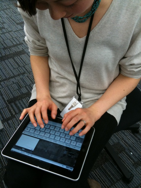 iPadアクティベートしました。さっそく使用感をば。まずキーボード、横画面のフルキーだと、まったく違和感なくタッチタイプが可能、これはイイ