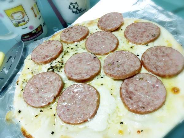 チルドピザにサラミ乗せて食べる、うまい^o^