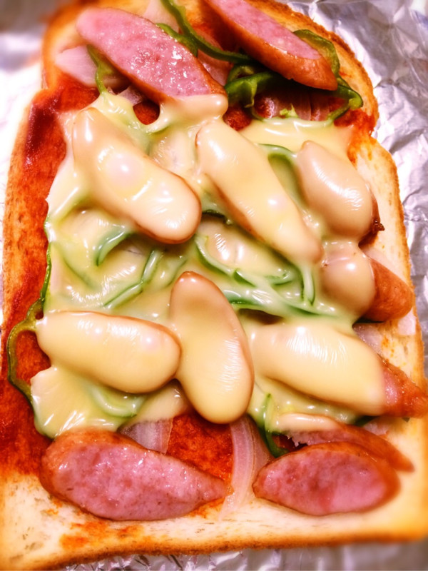 朝食にピザトースト。