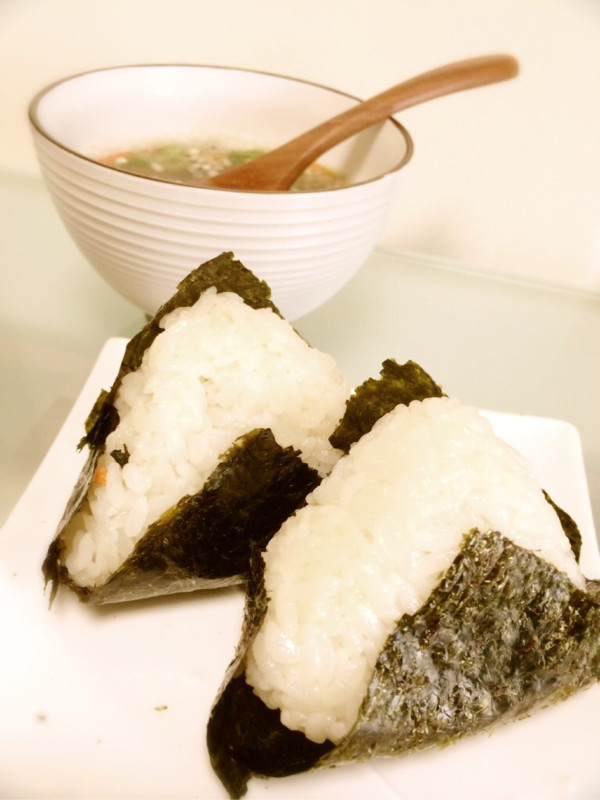 おにぎりとスープなおひるごはん。いそいで作った(´Д` )