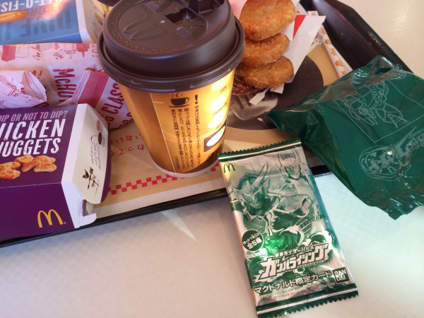 仮面ライダー鎧武(ガイム)のカードにつられてマクドナルドでハッピーセット(´Д` ) おそらく余り物だと思われる古い仮面ライダー ウィザードのフィギュアももらえた。 #kodomo