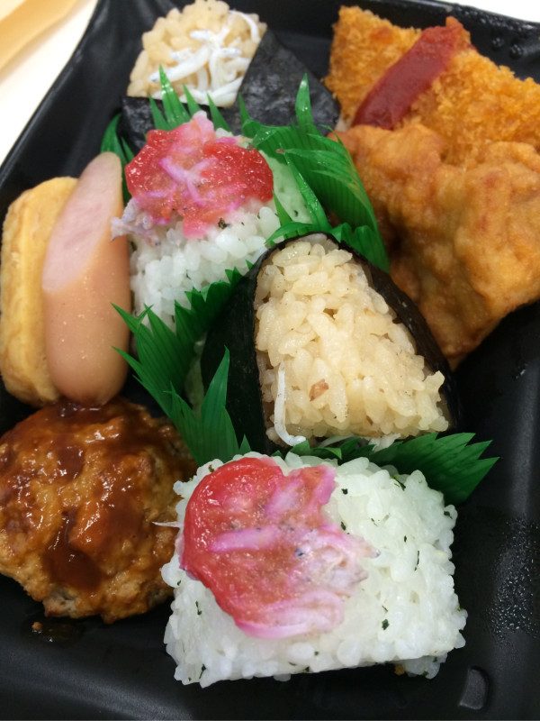 ファミリーマート 篠島産しらすおむすびセット 398円 522kcal 製造者 ファーストフーズ名古屋 桑名工場(三重県桑名市陽だまりの丘)
