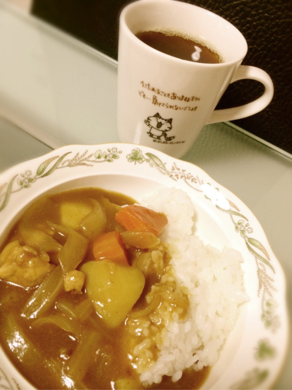 夕飯にカレーライスε=(｡ﾉ･ω･)ﾉ