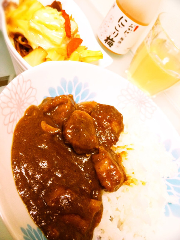 夕飯。梅酒と、スパイス効いてるチキンカレーと、キャベツたっぷり焼きそばというコンビネーション(´Д` )