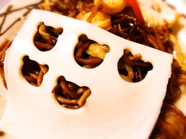 しまじろうの型抜きで穴ぼこになったスライスチーズ on 焼きそば
