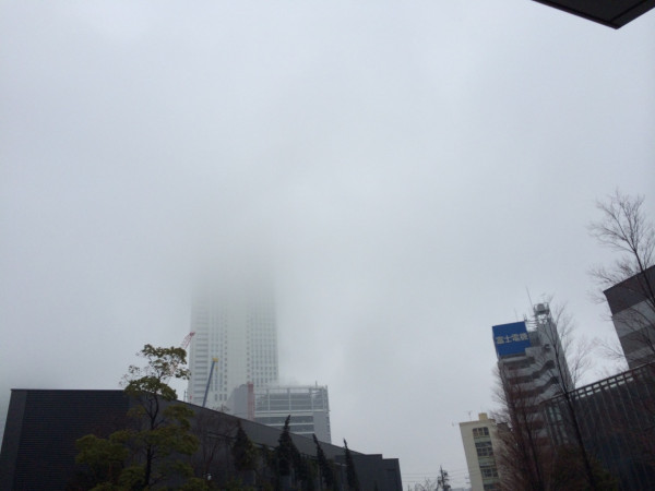 ビルの上空が霧 at 名古屋駅