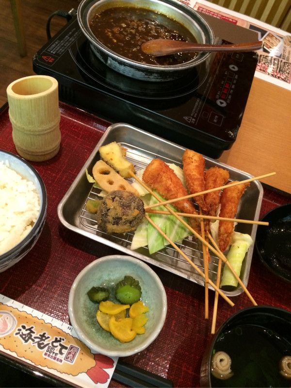 海老どてランチ。どて味噌の鍋に玉子入れて、そこにエビフライつけて食べる。どて味噌が余ったらご飯にかけてもいいらしい。 at 海老どて食堂