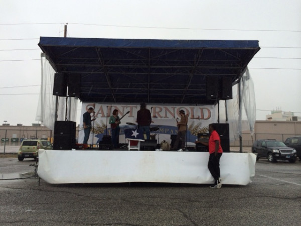 ITS NOT RAINING ANYMORE!!! AND THE MUSIC IS GREAT !!! #houbbq
