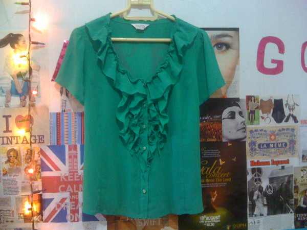blous warna hijau ukuran L harga Rp. 60.000, kondisi 98%. monggo yang minat mbak-mbaknyaaa