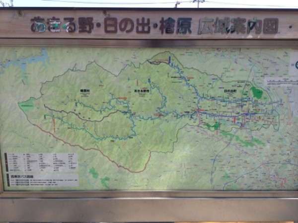 武蔵五日市駅前の広域案内図。この手のマップにバス路線が記載されているのは珍しい。運賃改定したためなのか、運賃が塗りつぶされています。
