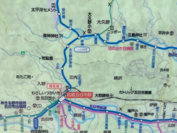 武蔵五日市駅前の広域案内図。この手のマップにバス路線が記載されているのは珍しい。運賃改定したためなのか、運賃が塗りつぶされています。 http://twitpic.com/e270hv