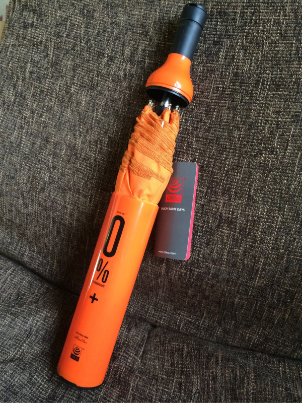 OFESS ISABRELLA 0% ORANGE を2700円ぐらいで購入。イザブレラ折りたたみ傘を買うのは3本目。今回のはやけにガソリンのようなナフタレンのような刺激臭がする。。